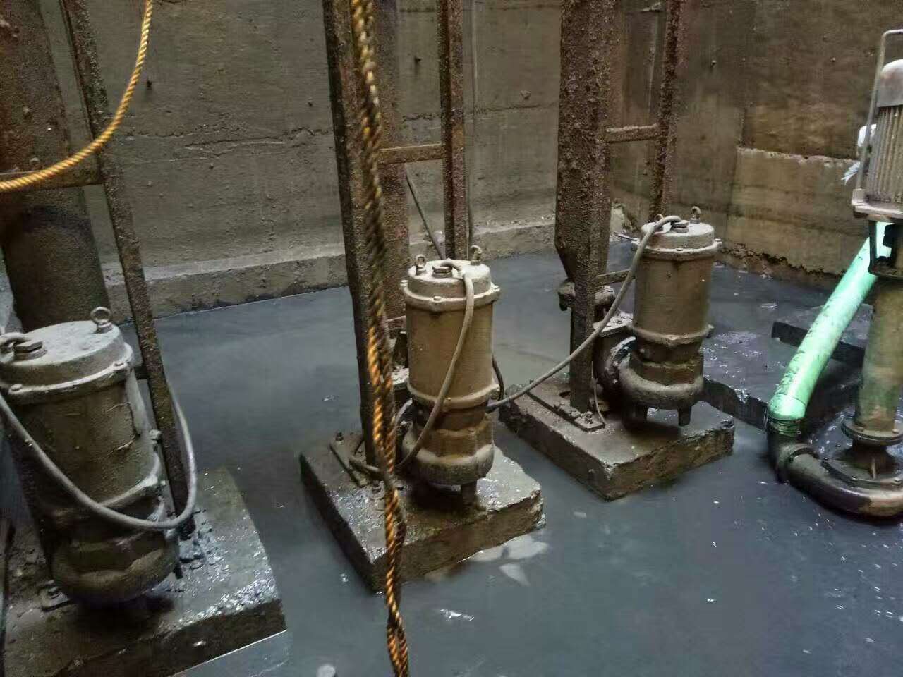 永发镇污水池清理