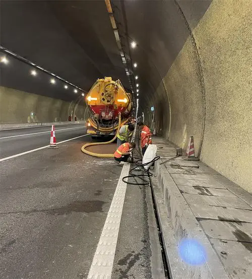 永发镇隧道排水渠清淤